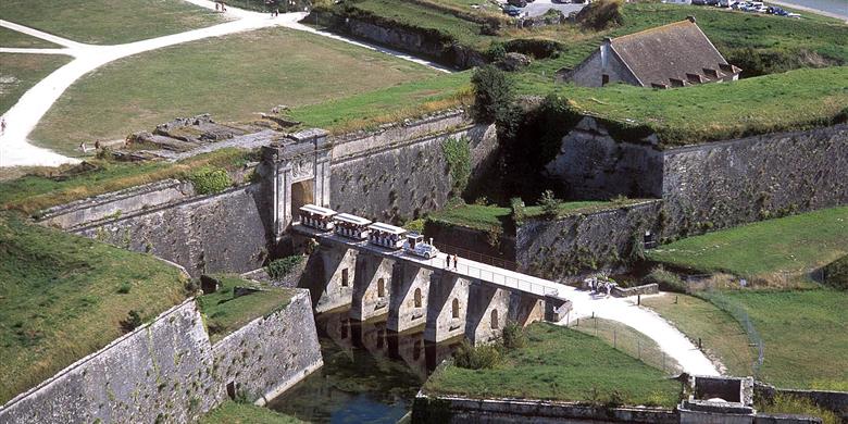 Porte royale du Château d'Oléron - Camping 5 étoiles Séquoia Parc