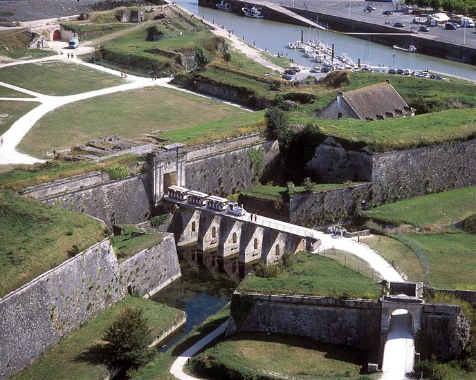 Porte royale du Château d'Oléron - Camping 5 étoiles Séquoia Parc