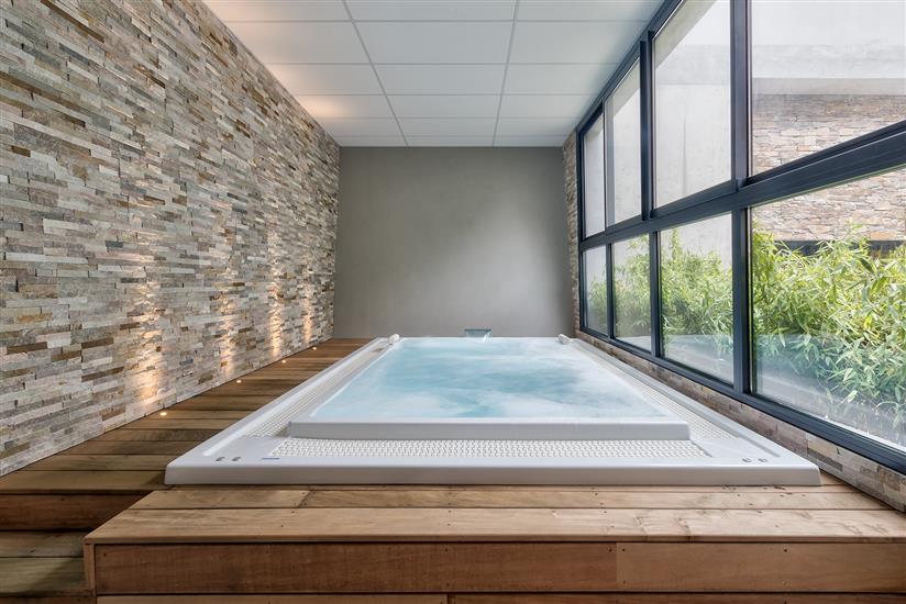 Jacuzzi 12 places (privatif) Les Brises Wellness & Fitness en Charente-Maritime