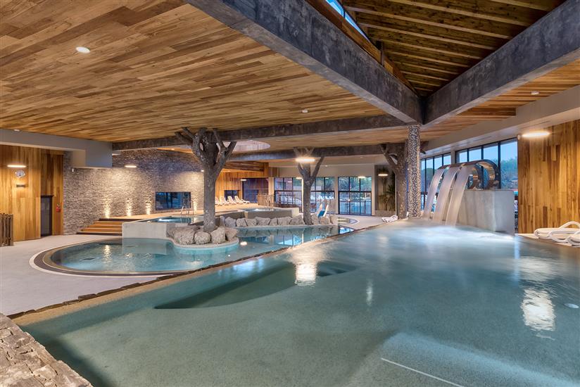 Piscine couverte Les Brises Wellness & Fitness, piscine intérieur camping Séquoia Parc, camping 5 étoiles