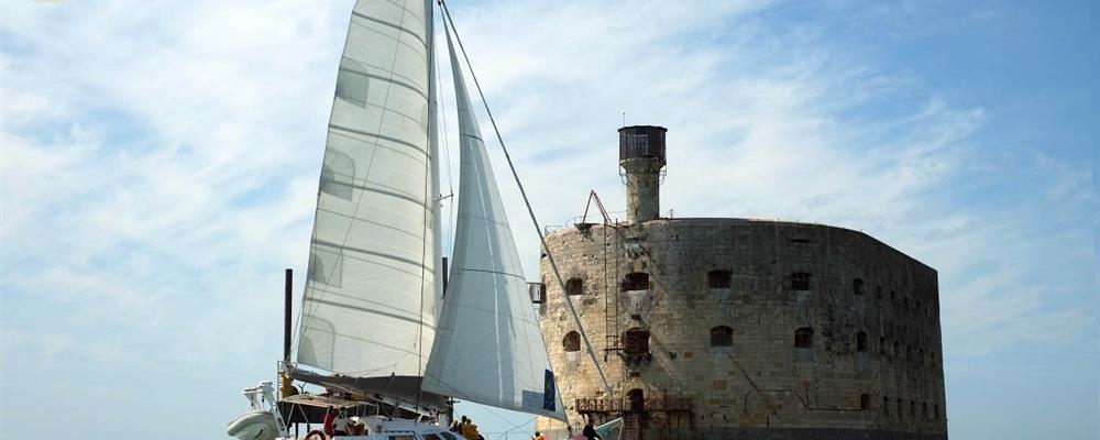 Catamaran Île ou Aîle autour du Fort Boyard, près de l'île d'Oléron