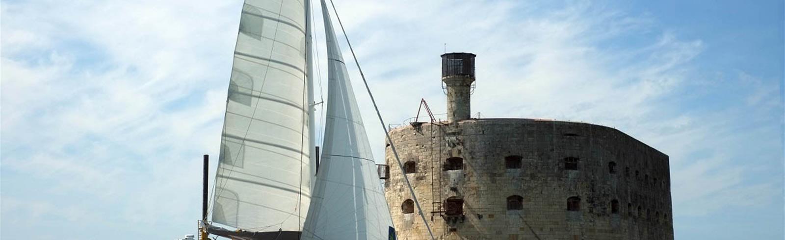 Catamaran Île ou Aîle autour du Fort Boyard, près de l'île d'Oléron