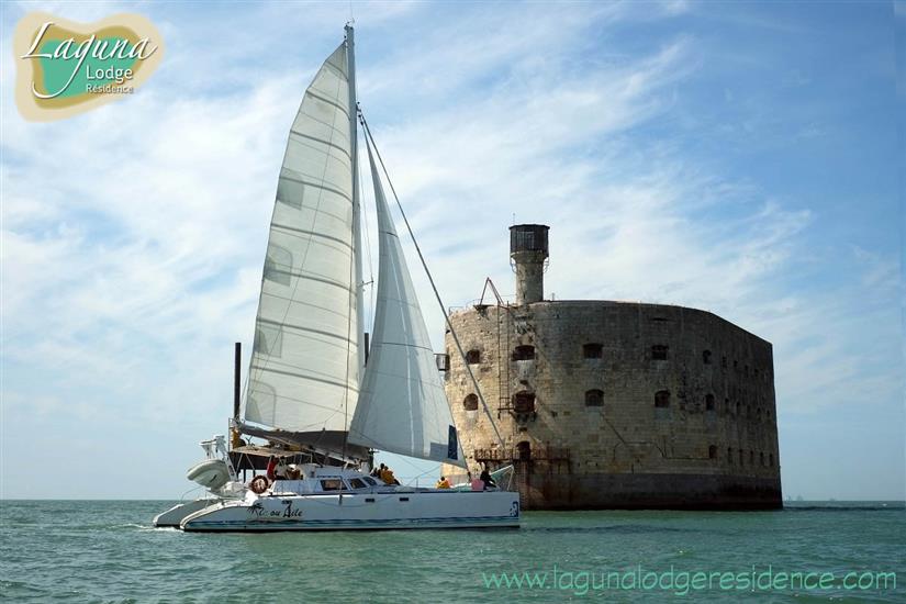 Catamaran Île ou Aîle autour du Fort Boyard, près de l'île d'Oléron